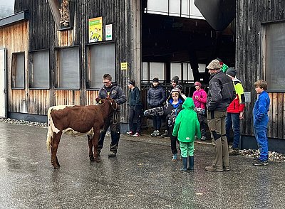 Eine gute Präsentation will gelernt sein - Obmann Josef Berger zeigt vor, wie's geht!