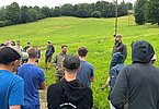 Interessiert lauschen die Burschen und Mädels den beiden ambitionierten Grünlandbauern Hannes Hofer und Hans Höller jun.