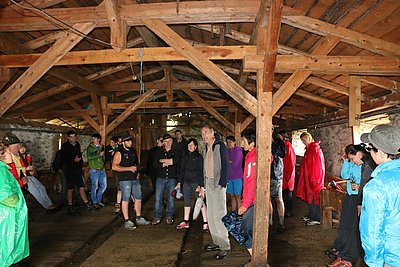 ...und wird aufgrund eines kurzen Regens von Senior Martin im Almstall fortgesetzt.