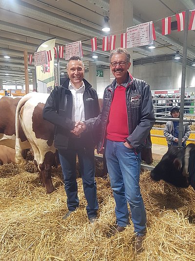 Per Handschlag wird der Kauf fixiert! V.l.Rolf Hinder und Alfred Lampert