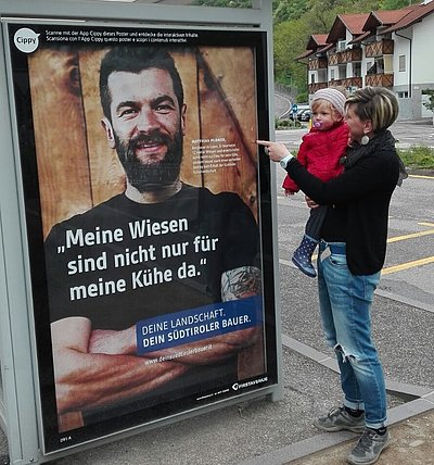 Wer schaut denn da vom Plakat? Anita und Lina Ploner auf Entdeckungstour....