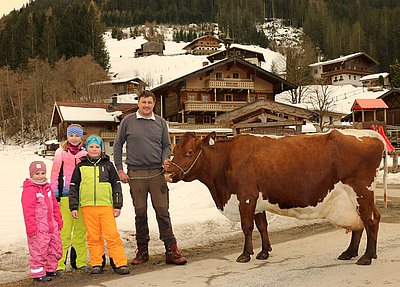 Stolz auf ihre GERA - Mathias Blaikner und die drei Kinder Isabell, Hannah und Mathias präsentieren sich mit der rüstigen 100.000 kg-Kuh!