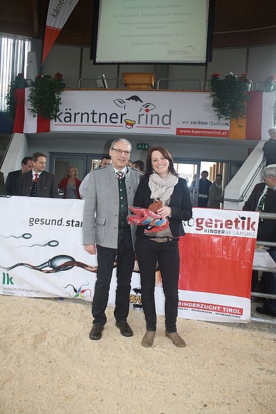 Obmann Sebastian Auernig bedankt sich bei Preisrichtern Anne Menrath!