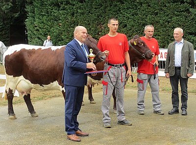 Der Züchter der Siegerkuh (V.Kamper) wird mit einem Pokal ausgezeichnet!