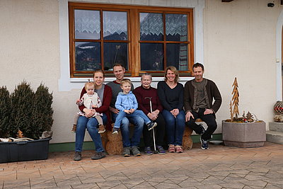Familie Zehentner, Katharina u. Herbert mit Antonia u. Paul, Oma Kathi, Karin u. Isidor