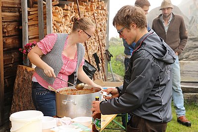 Jungbäuerin Sabine Innerhofer serviert eine herzhafte Gulaschsuppe.