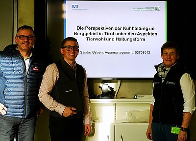 Im Dezember 2019 schloss Sandro Gstrein sein Studium erfolgreich ab - im Bild mit Prof. DDr. Eva Zeiler (rechts) und Projektbetreuer Christian Moser (links).