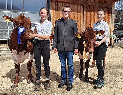 Gesamtvorführsiegerin Juliane Schnöll, Preisrichter Josef Berger und Reservesiegerin Hanna Spath