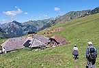Am Weg zur Oberen Walalp, wo die Kühe von Familie Isch-Marti ihren Beitrag zum köstlichen Alpkäse leisten.