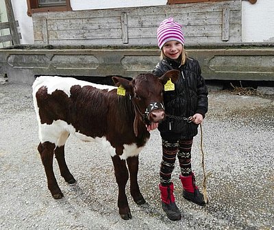Ein hübsches Duo - Monika Bacher vom Radlerhof in Mühlbach/Pzg. mit ihrer Sally