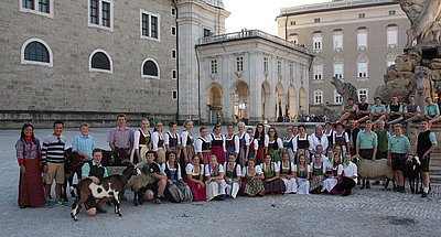 Zu Füßen Salzburgs - Schülerinnen und Schüler der HWS bzw. LFS Bruck präsentieren sich am Kapitelplatz!