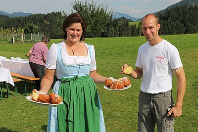 Martin Stangl, PI-Züchter aus Eching/Ammersee freut sich über die begehrten Mahnudeln von Margit Landmann!