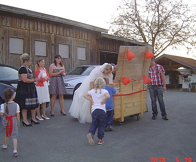Fehlanzeige Kälberbox: sie war vorerst nur mit Luftballons gefüllt....