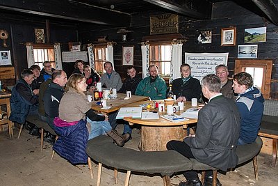 Gemütliche Runde auf der Halseralm