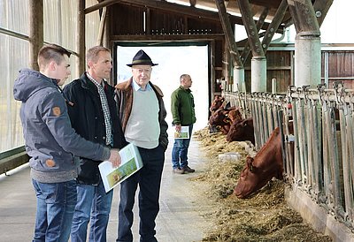 Generationenübergreifendes Erfolgsprojekt! Christian Fleischhacker, Horst Schnitzer und Hans Liesinger bei der abschließenden Stallbesichtigung am Litzlhof!