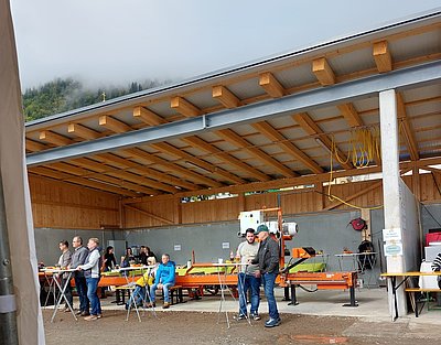 Wo normalerweise Schnittholz gefertigt wird, lockte ein köstliches Mehlspeisenbuffet als feine Draufgabe zu den Rindfleischspezialitäten des Urbaniwirts!