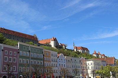 Ein schönes Städtchen liegt der Burg zu Füßen - Burghausen