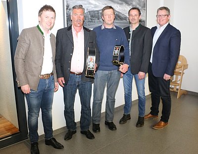 Josef Mattersberger u. Anton Wimmer wird zum Dank eine Glocke überreicht! (nicht im Bild Peter Altenberger)