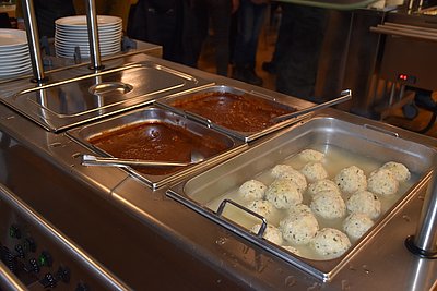 ... und Gulasch aus der Küche der LFS Bruck!
