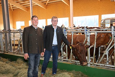 Ein stolzer Pinzgauer-Obmann Stefan Lindner mit dem Jungbauer vom Hacklgut, Ludwig Reitstätter