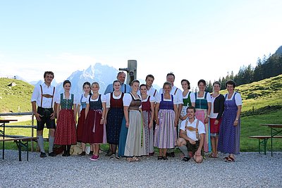 Verantwortlich für den unvergesslichen Almtag - die große Helferschar