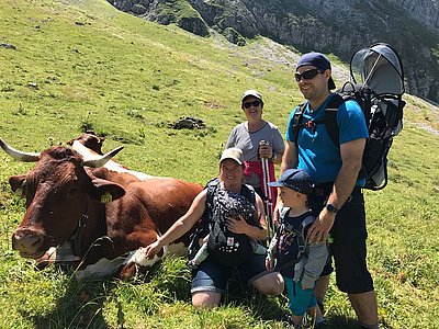 Freude übers Wiedersehen! Familie Isch/Marti beim Besuch ihrer Kühe auf der Oberen Walalp am Fuße des Stockhorns