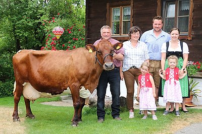 Der Erfolg einer ganzen Familie - 100.000 kg Milch-Produzentin Glück präsentiert sich mit Familie Reiter, Kurzgrub in Pfarrwerfen!