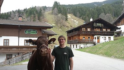 Bekannte Gesichter aus Saalbach - wen der Jungbauer vom Grubhof hier wohl an der Hand führt...?