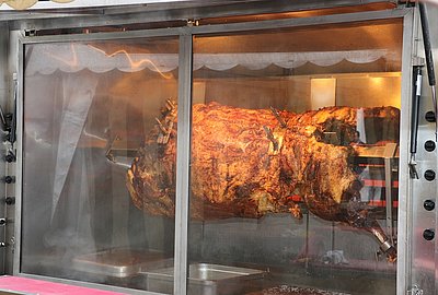 Sorgte für den Gaumenschmaus - ein gegrillter Pinzgauer-Jungochse von Monika u. Ernst Reiter, Untergrünstein, Pfarrwerfen!
