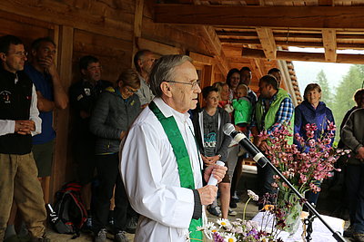 Pfarrer Anton Auer feierte eine würdige Almmesse