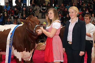 Vorführsiegerin Natalie Hofmann mit REBE (V.Mato)