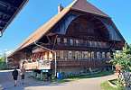 Typisches Schweizer Bauernhaus im Emmental, das schon mehr als 300 Jahre überdauert hat und Heimat von Familie Isch -Marti ist!