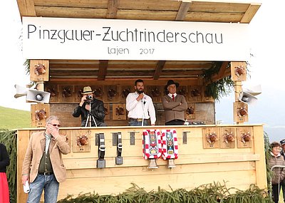 Vereinsobmann und Organisator Matthias Ploner eröffnet Lajens Pinzgauerschau!