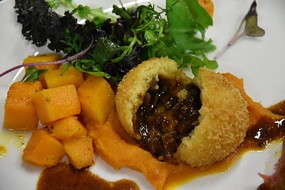 Pinzgauer-Liebeskugel - außen Knödel, innen Ragout von Zunge und Herz!