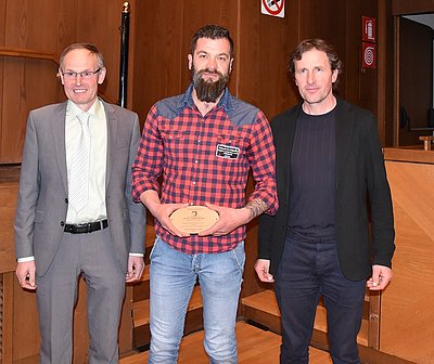 Heinrich Ennemoser und Siegfried Gatterer überreichen Matthias Ploner die Auszeichnung zur Exzellent-Bewertung von Gitta!