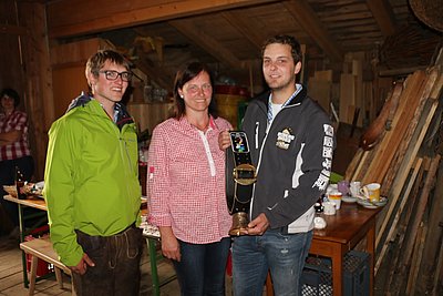 Obmann Josef Berger überbringt ein kleines Erinnerungsgeschenk an Heidi und Martin Lerch!