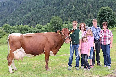 Ein Feiertag für eine Züchterfamilie! Stolz präsentieren sich Anneliese und Klaus Höller mit ihren Kindern an der Seite von STELLA!