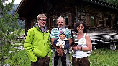 Freuen sich auch über das nette Glockenpräsent - Bernhard und Herta Emberger mit Enkerl Lukas!