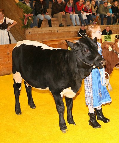 Julia Höll mit Gams (V.Gildo)