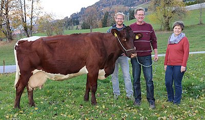 Freut sich über die großartige Leistung ihrer Senta - Familie Emberger, Hub in St. Johann/Pg.