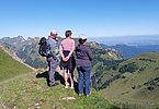 Mit der Begleitung von Ortskundigen und Freunden macht es noch mehr Freude, ins Land zu schauen - ein wunderbarer Tag mit Hans und Leonie Marti nimmt am Stockhorn seinen Anfang!